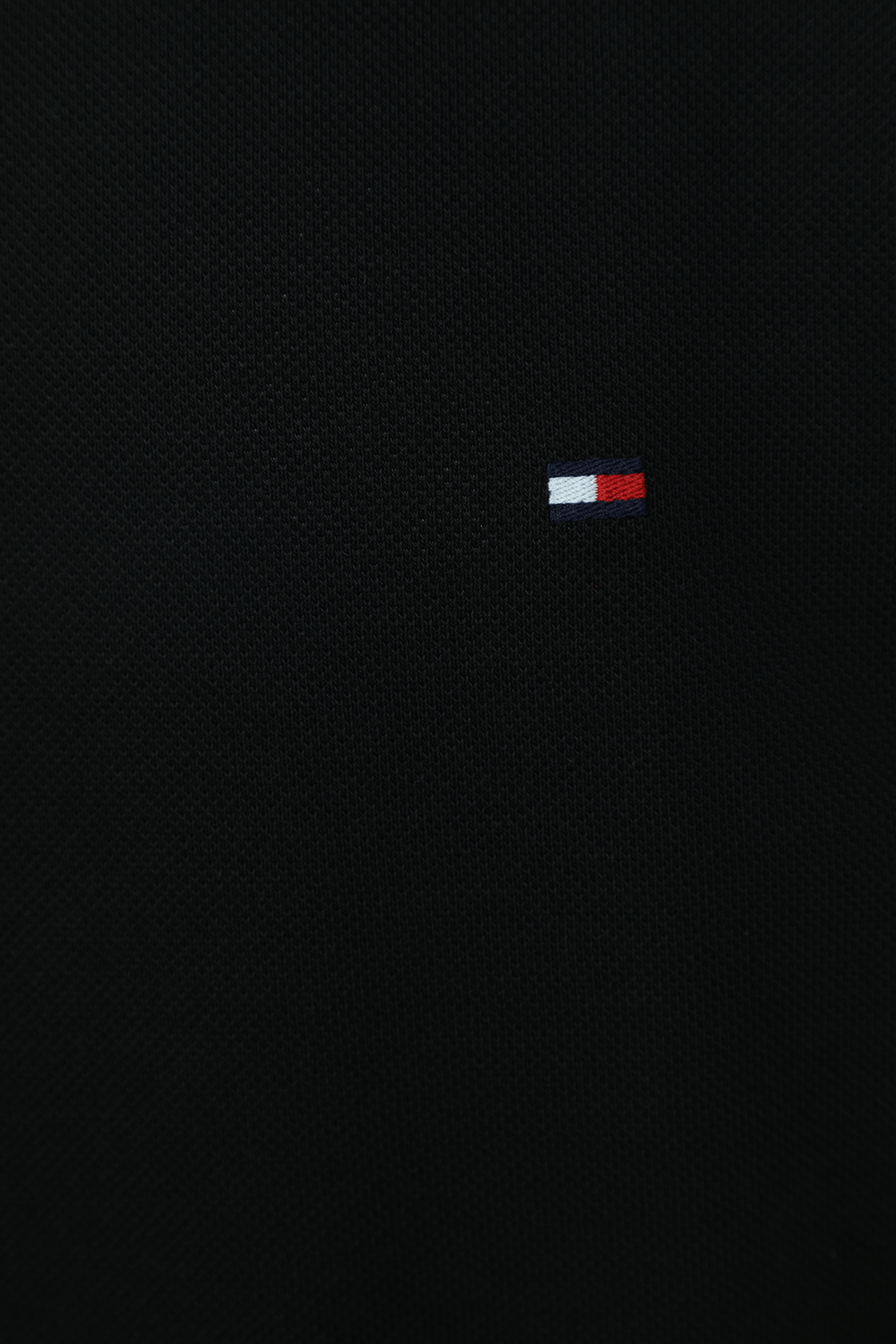 תמונה אחורית של חולצת פולו סלים בצבע שחור TOMMY HILFIGER