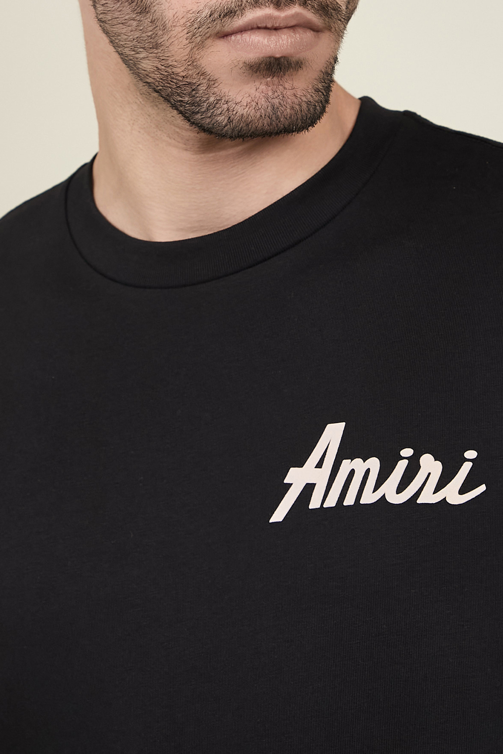 תמונת תקריב דוגמן של חולצת טי AMIRI