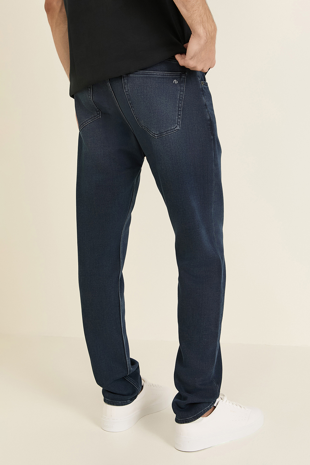 תמונת דוגמן אחורית של מכנסי ג'ינס RAG & BONE