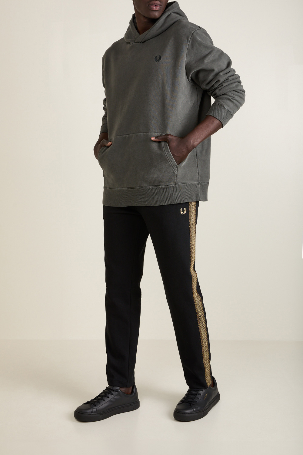תמונת דוגמן קידמית של נעלי סניקרס FRED PERRY
