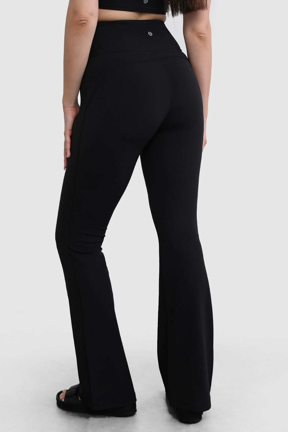 תמונת דוגמן אחורית של Groove Super-High-Rise Flared Pant