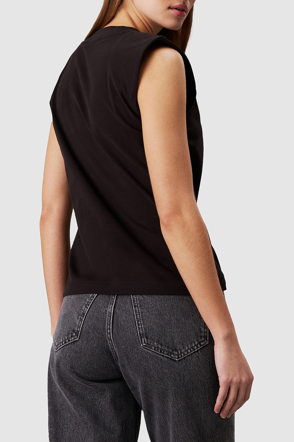 תמונת דוגמן אחורית של גופייה CALVIN KLEIN