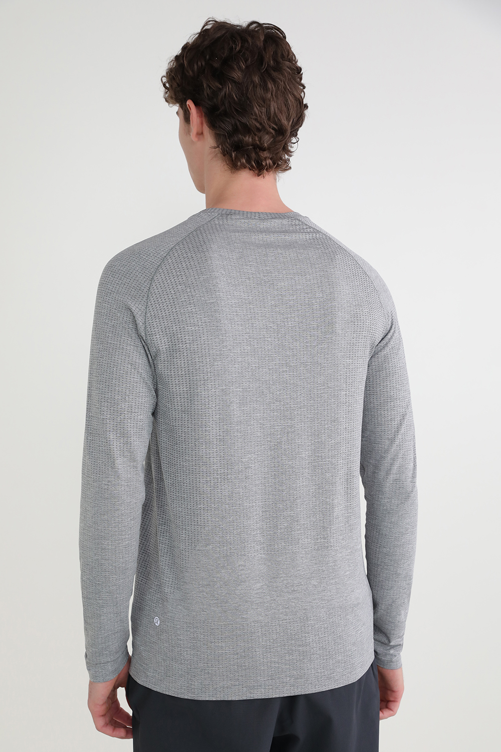 תמונת דוגמן אחורית של Metal Vent Tech Long-Sleeve Shirt