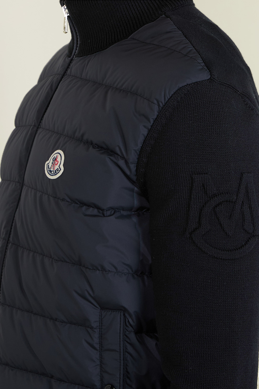 תמונת תקריב דוגמן של קרדיגן מרופד MONCLER
