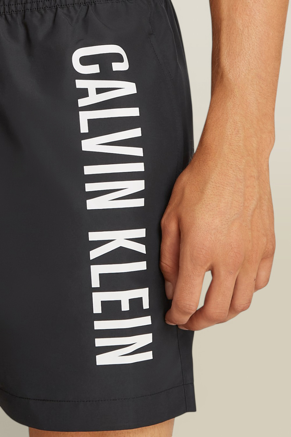 תמונת תקריב דוגמן של מכנסי בגד ים CALVIN KLEIN