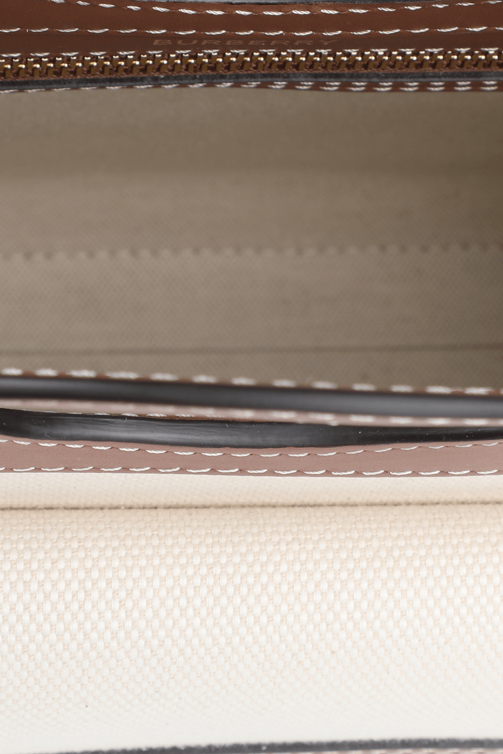 תמונת פנים של תיק נשיאה BURBERRY