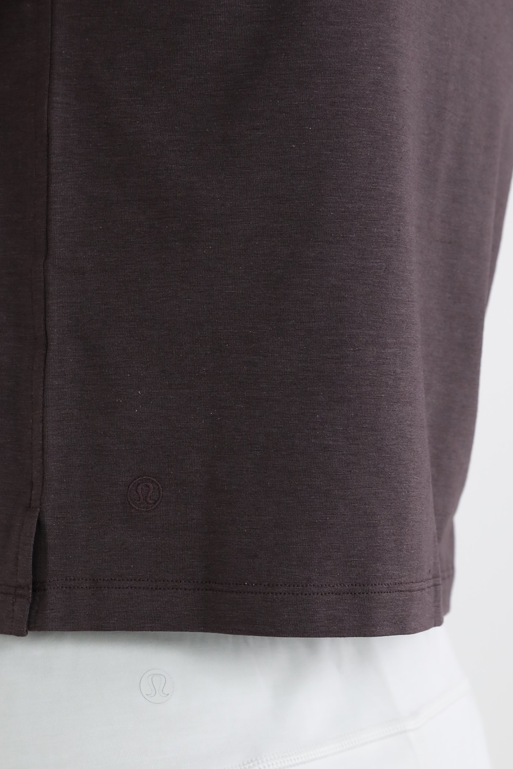 תמונת תקריב דוגמן של Classic-Fit Cotton-Blend Tee
