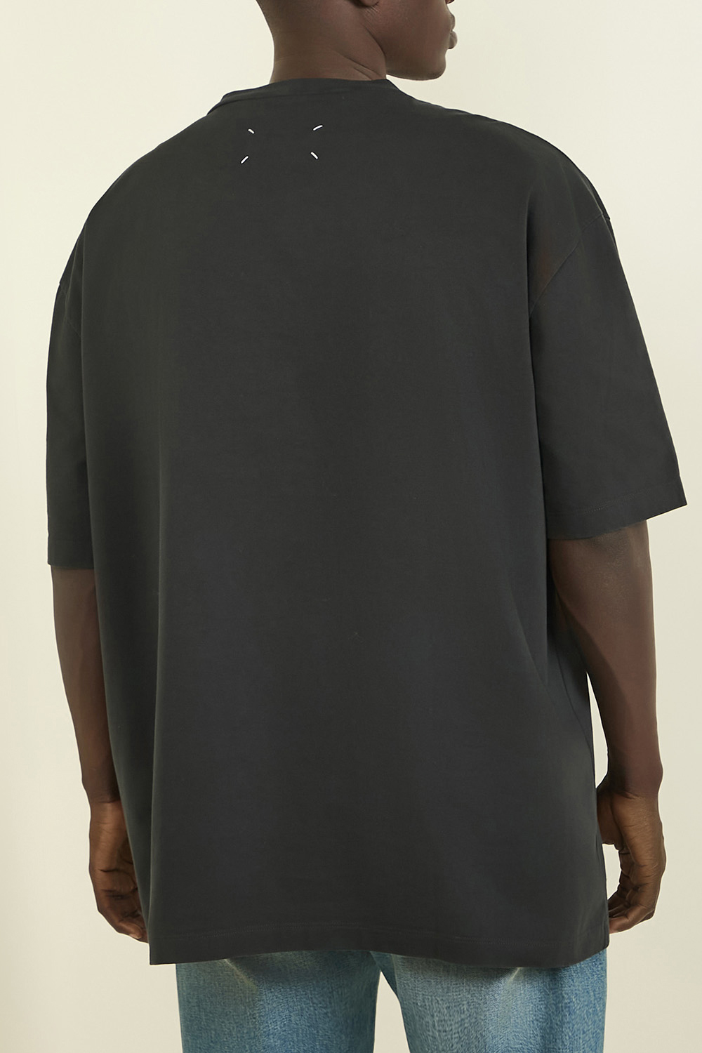 תמונת תקריב דוגמן של חולצת טי MAISON MARGIELA