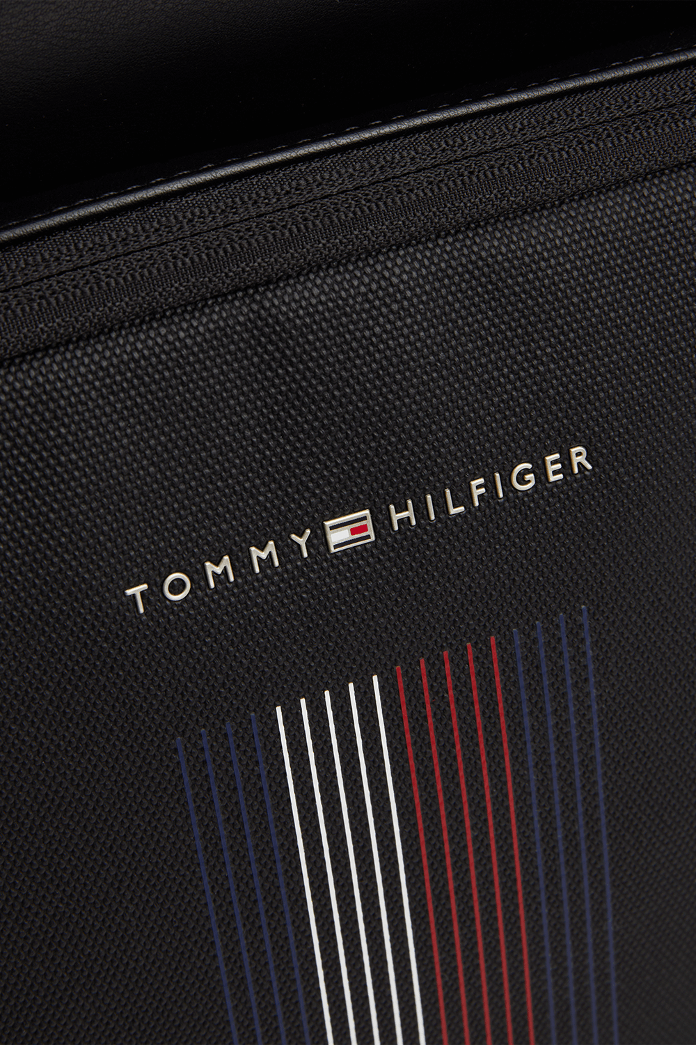 תמונת תקריב של תיק גב TOMMY HILFIGER