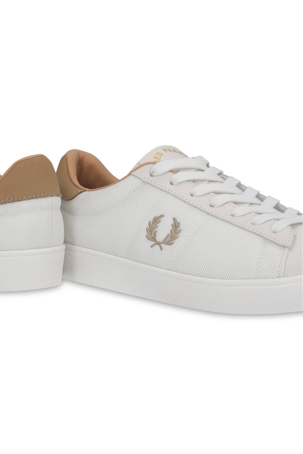 תמונת תקריב של נעלי סניקרס ספנסר FRED PERRY