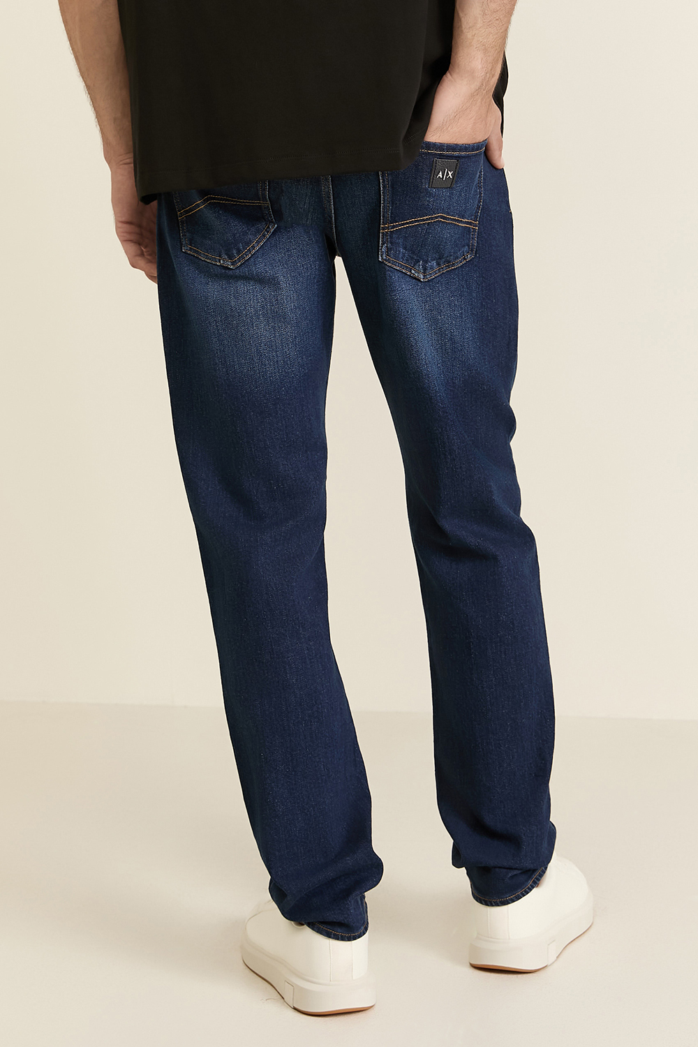 תמונת דוגמן אחורית של מכנסי ג'ינס סלים ARMANI EXCHANGE