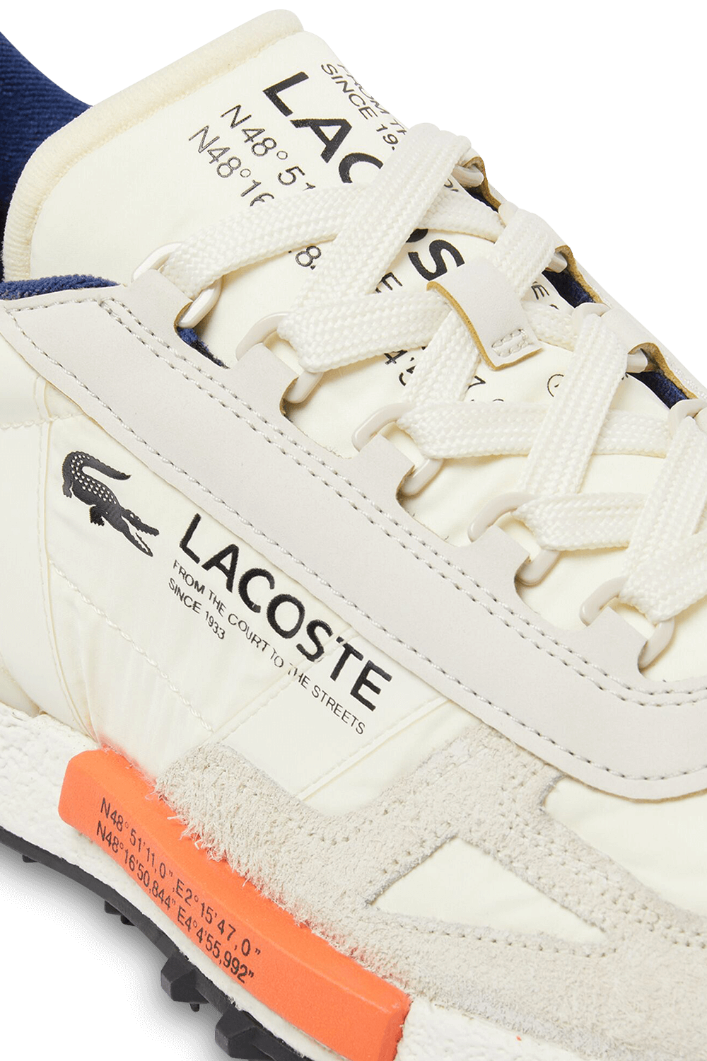 תמונת תקריב של נעלי סניקרס אליט LACOSTE