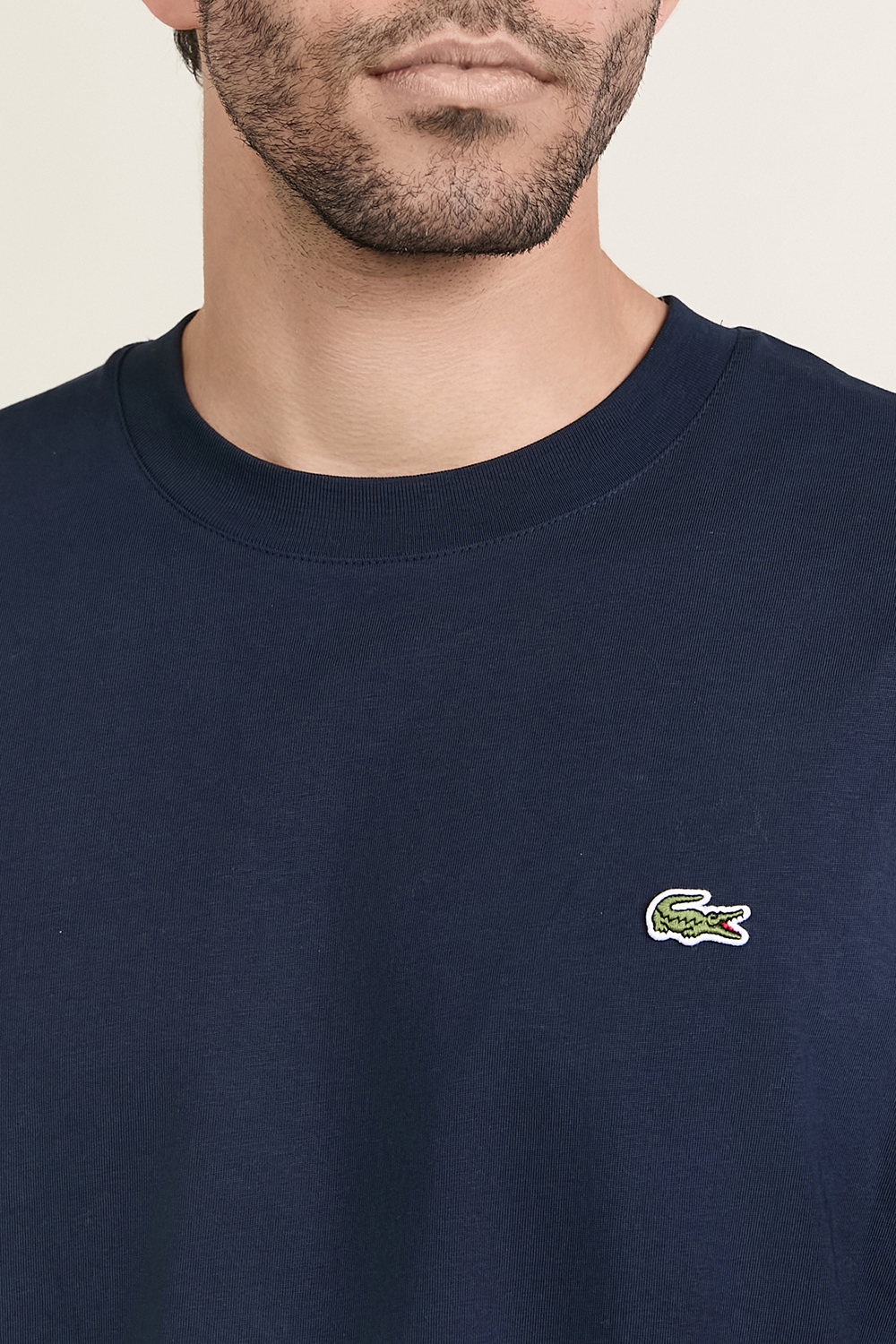 תמונת תקריב דוגמן של חולצת טי LACOSTE