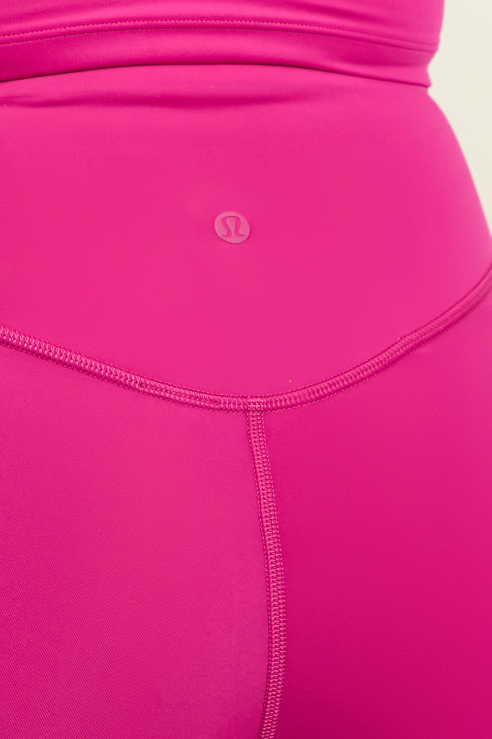 תמונת תקריב דוגמן של Wunder Under SmoothCover™ Tight 25 LULULEMON