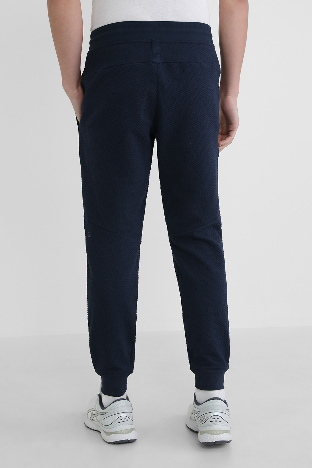תמונת דוגמן אחורית של At Ease Joggers