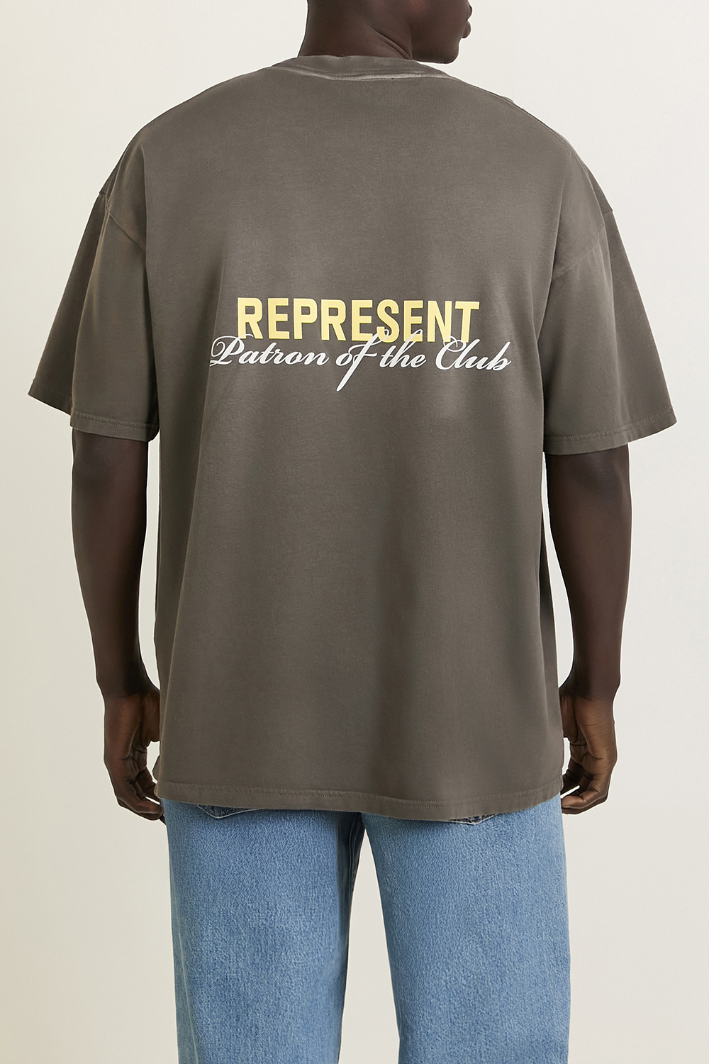תמונת תקריב דוגמן של חולצת טי REPRESENT