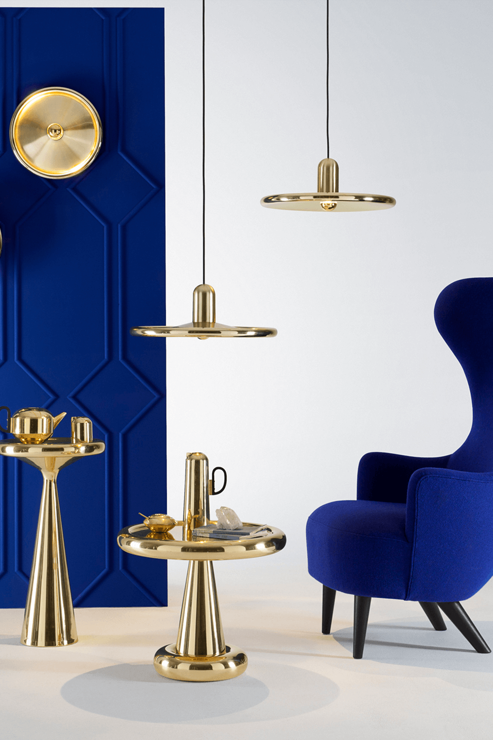 תמונת תקריב של שולחן צד עגול בזהב TOM DIXON