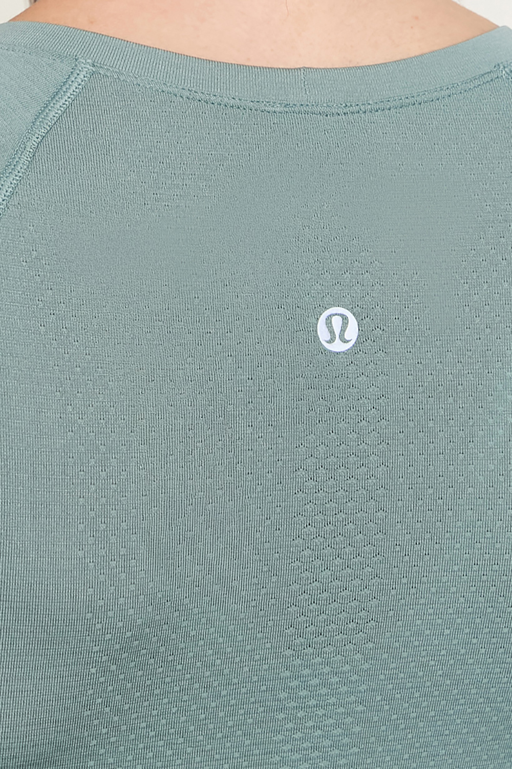 תמונת תקריב דוגמן של Swiftly Tech Long Sleeve Shirt 2.0 Race LULULEMON