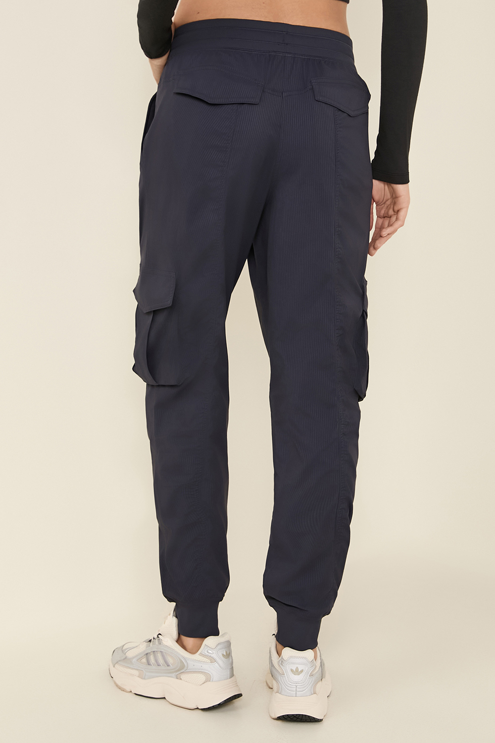 תמונת דוגמן אחורית של Dance Studio Relaxed-Fit Mid-Rise Cargo Jogger LULULEMON