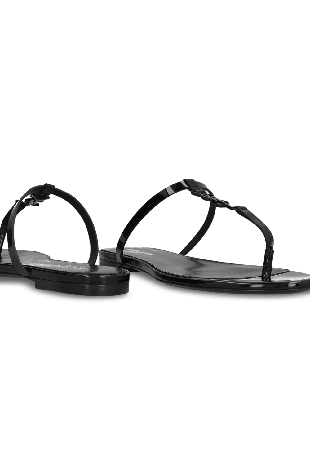 תמונת תקריב של סנדלי סליידס SAINT LAURENT