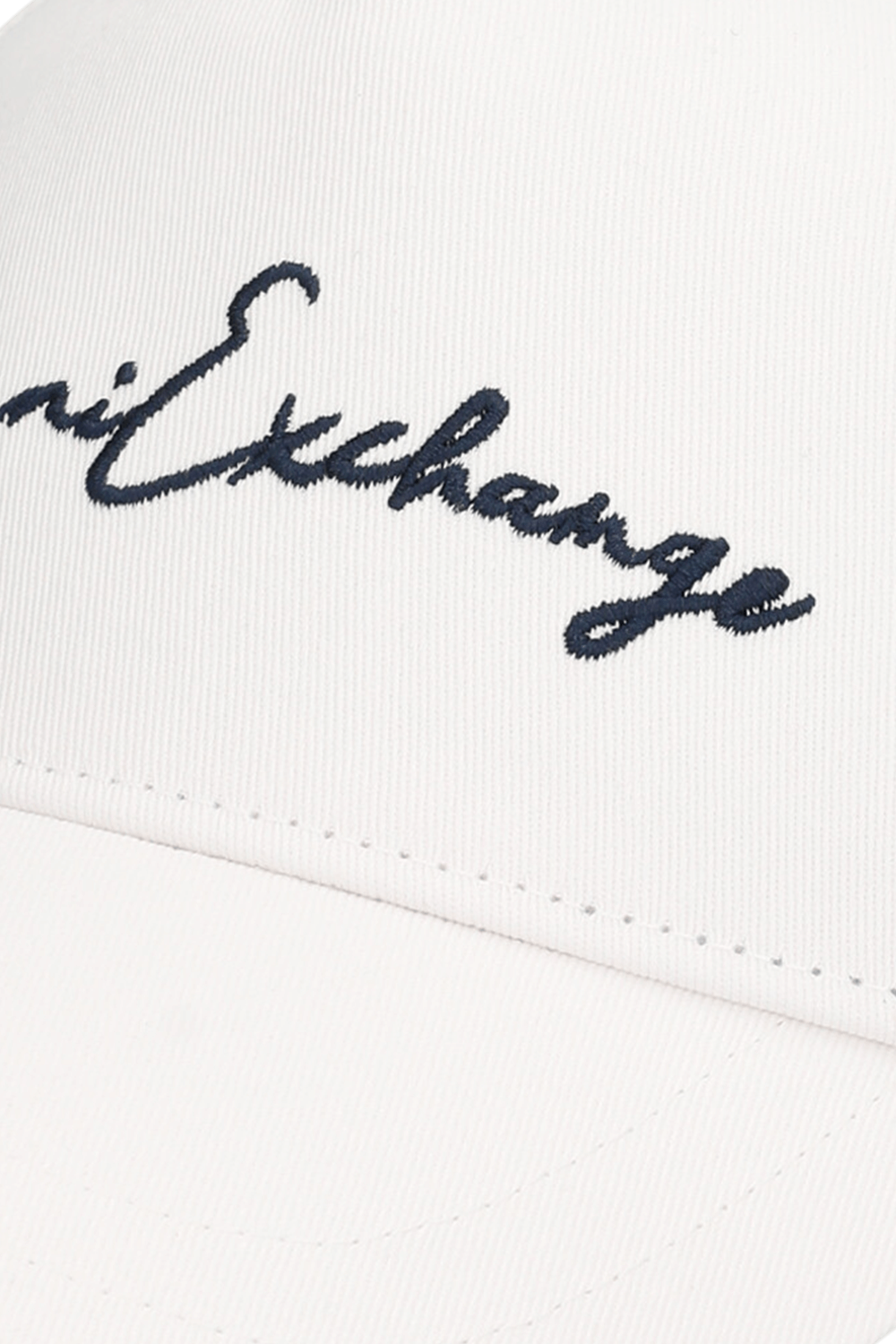 תמונת תקריב של כובע מצחייה ARMANI EXCHANGE
