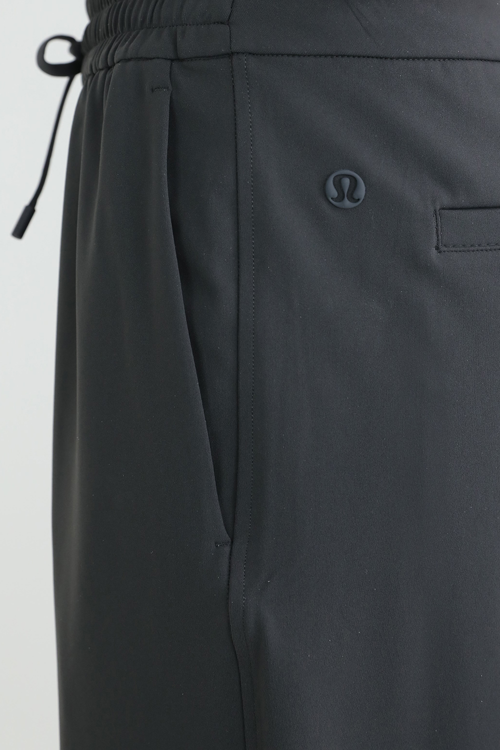 תמונת תקריב דוגמן של Tapered-Leg Mid-Rise Pant Luxtreme LULULEMON