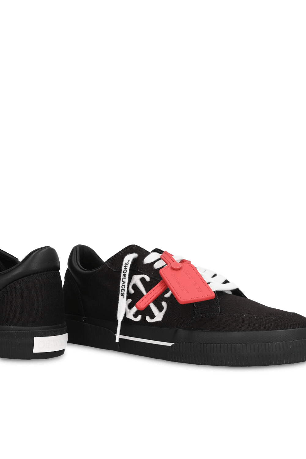 תמונת תקריב של נעלי סניקרס OFF WHITE