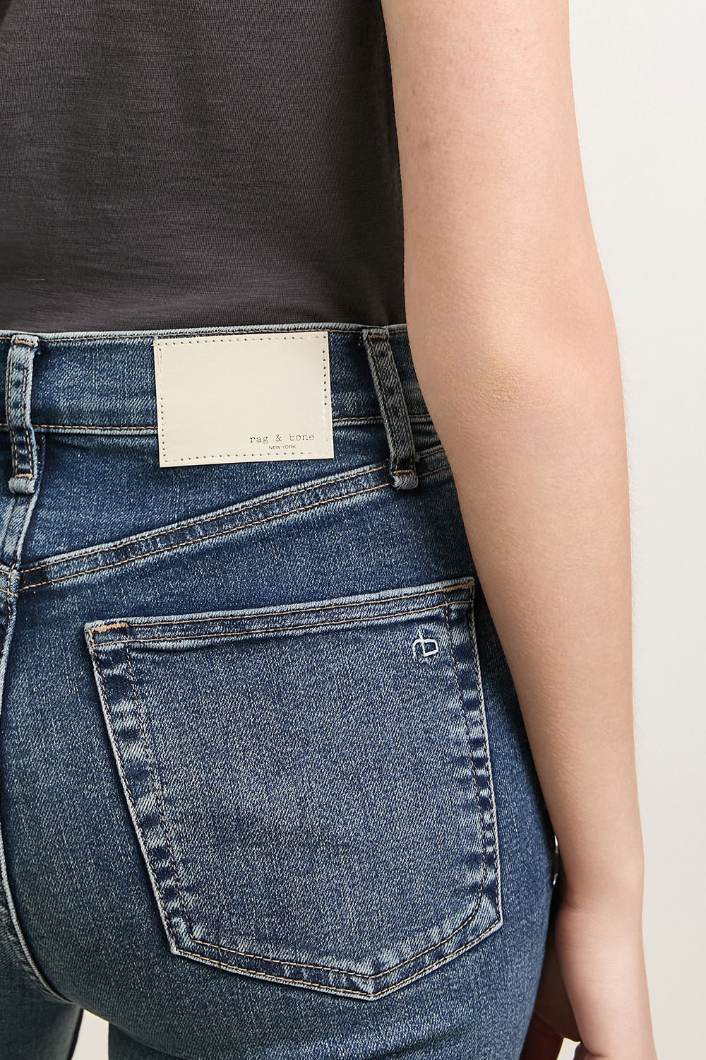 תמונת תקריב דוגמן של מכנסי ג'ינס סלים RAG & BONE