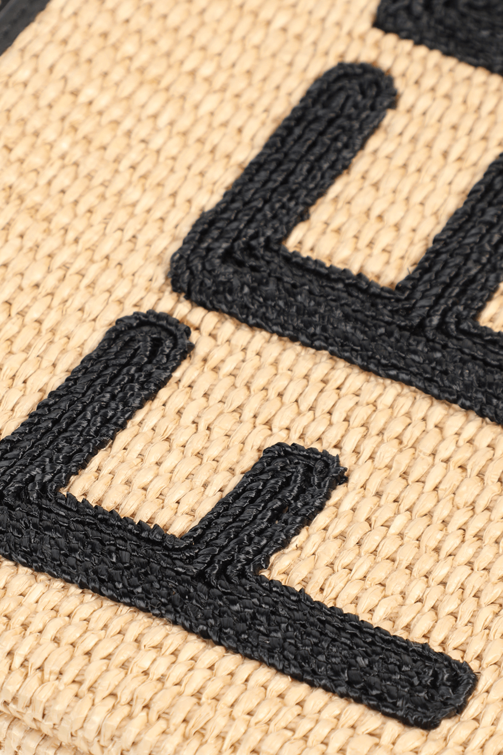 תמונת תקריב של Woven Raffia Clutch Bag in Beige and Black FENDI