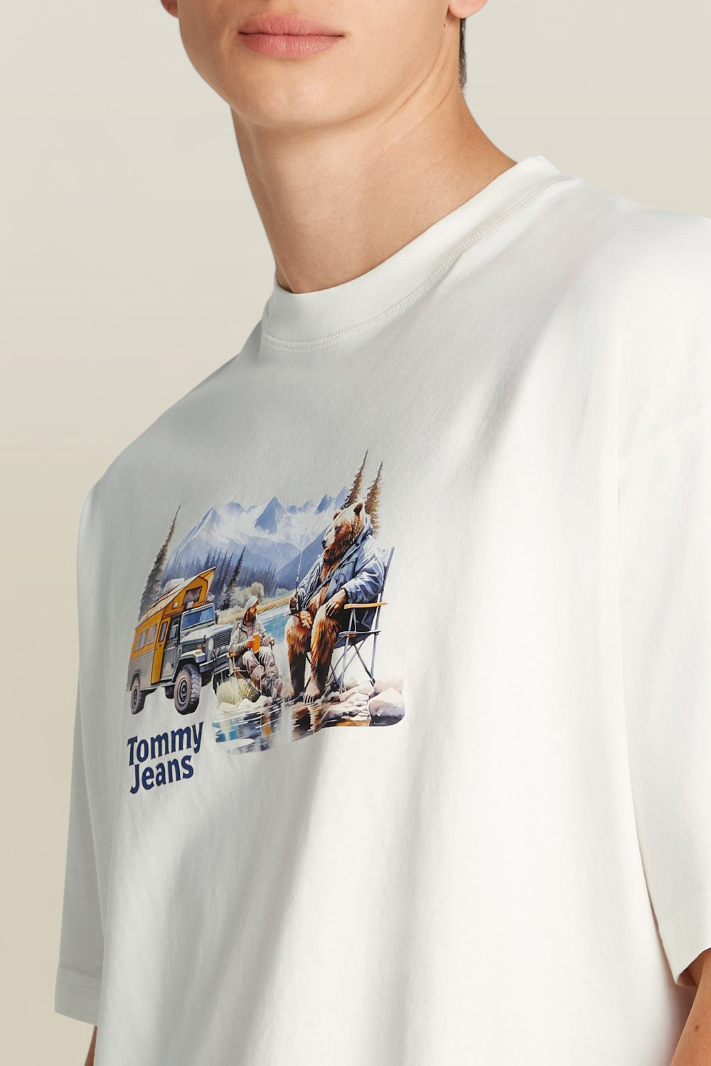 תמונת תקריב דוגמן של חולצת טי TOMMY HILFIGER