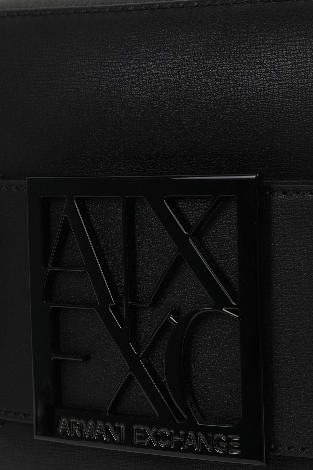 תמונת תקריב של תיק מסנג'ר שחור עם רצועת לוגו ARMANI EXCHANGE