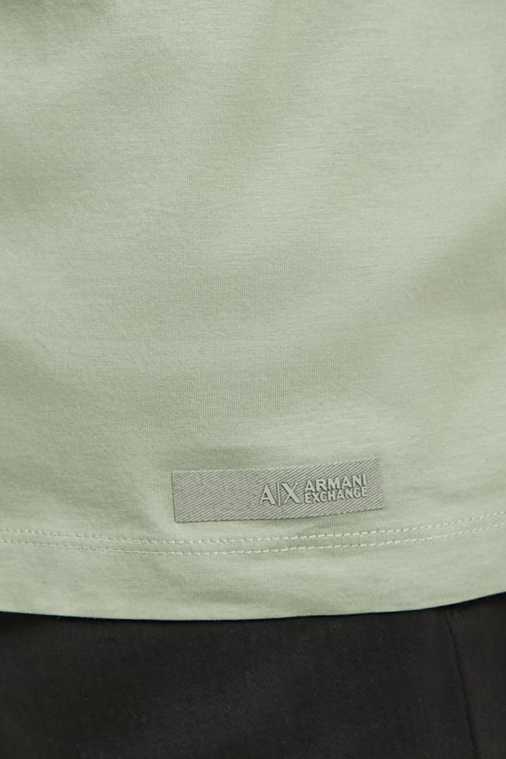 תמונת תקריב דוגמן של חולצת טי במראה שכבות ARMANI EXCHANGE