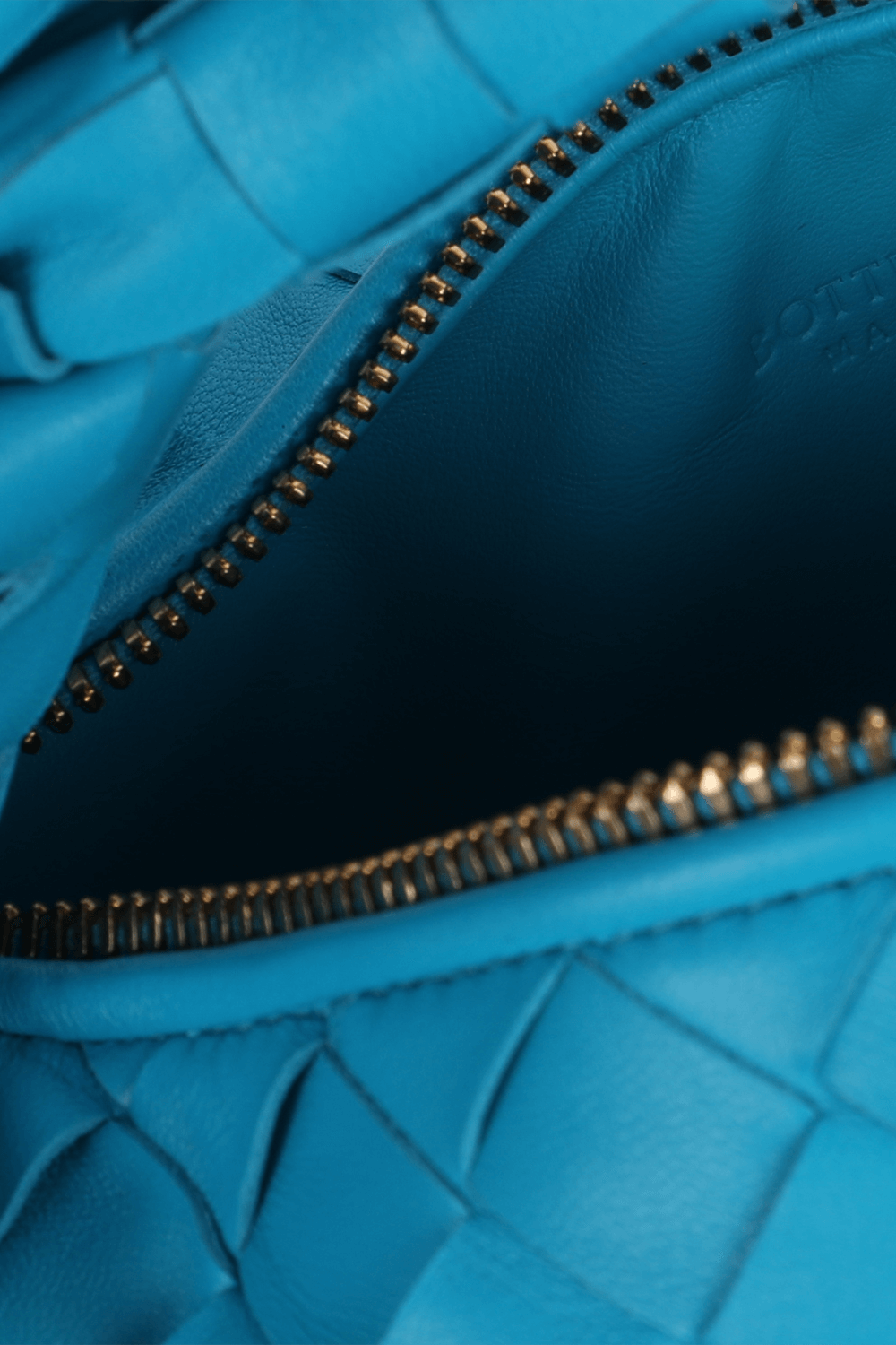 תמונת פנים של תיק ג'ודי בגודל מיני מעור קלוע BOTTEGA VENETA