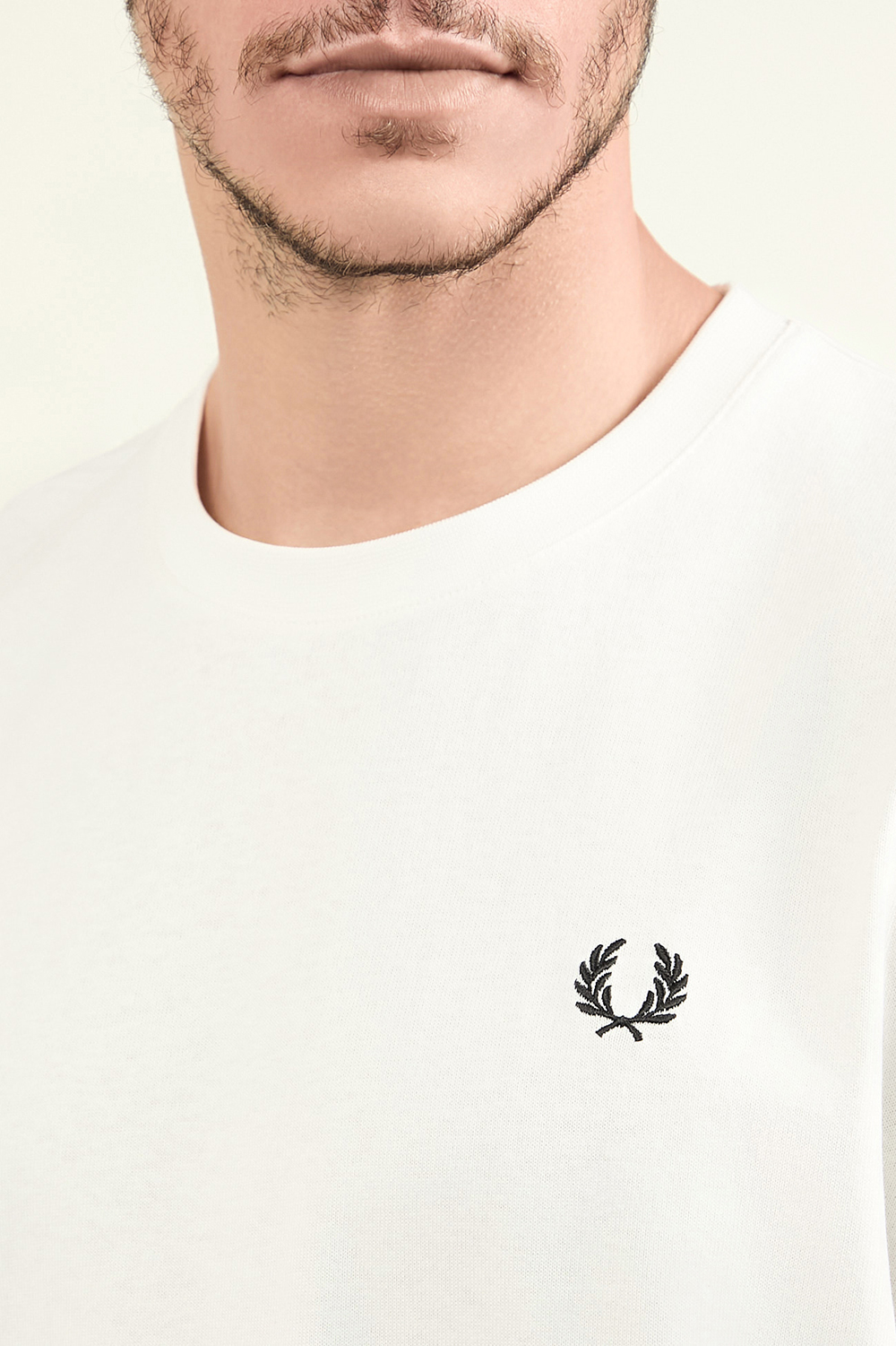 תמונת תקריב דוגמן של חולצת טי FRED PERRY