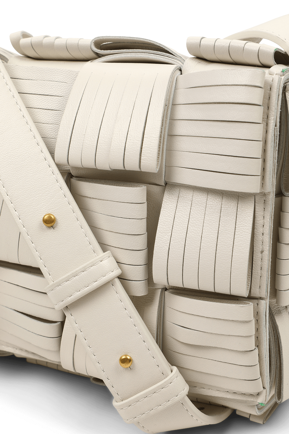 תמונת תקריב של תיק קרוס קסטה לבן BOTTEGA VENETA