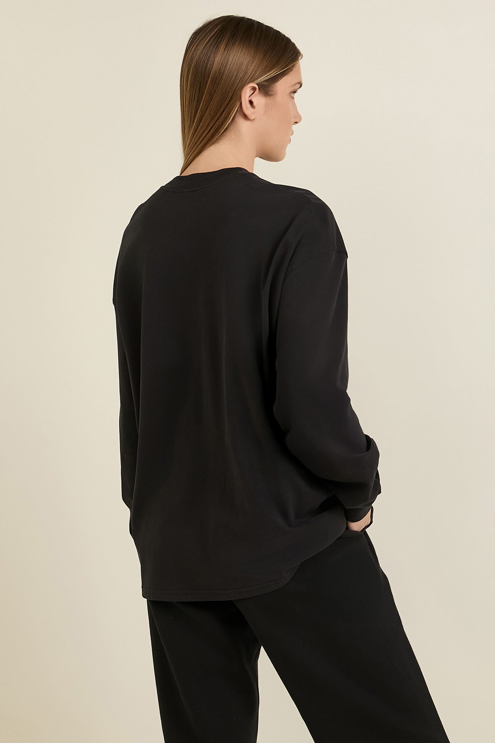 תמונת דוגמן אחורית של Heavyweight Cotton Crewneck Long-Sleeve Shirt LULULEMON