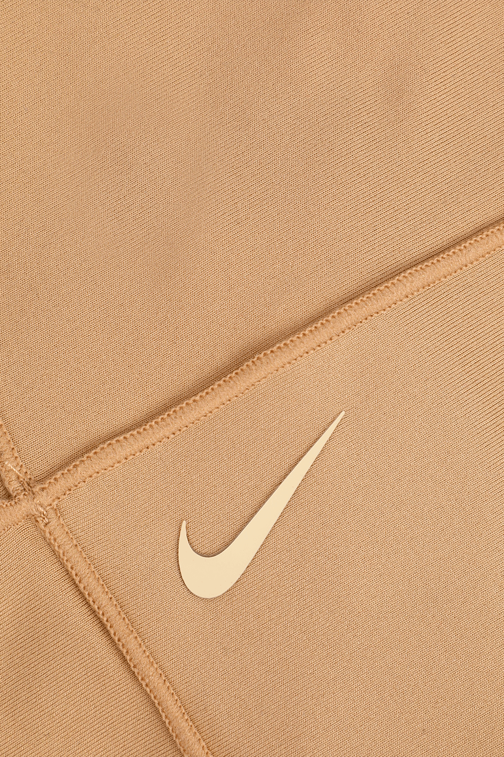 תמונת תקריב של סרט ראש עם לוגו NIKE