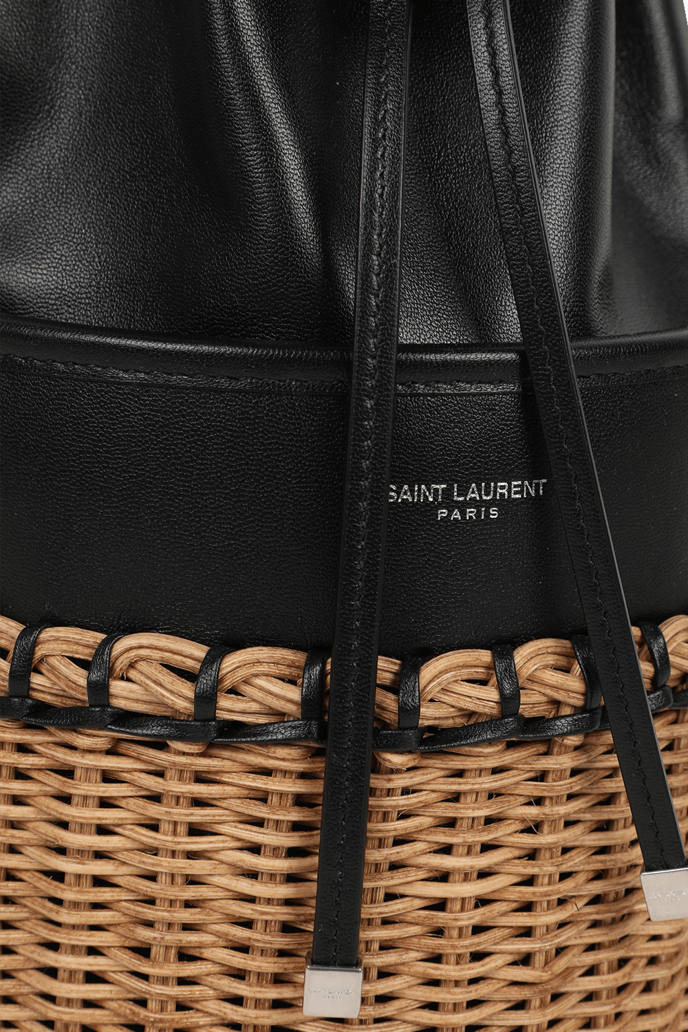 תמונת תקריב של תיק צד באהיה באקט שחור עם קש SAINT LAURENT