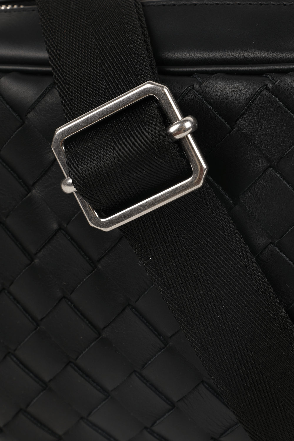 תמונת תקריב של תיק קרוסבודי מעור BOTTEGA VENETA