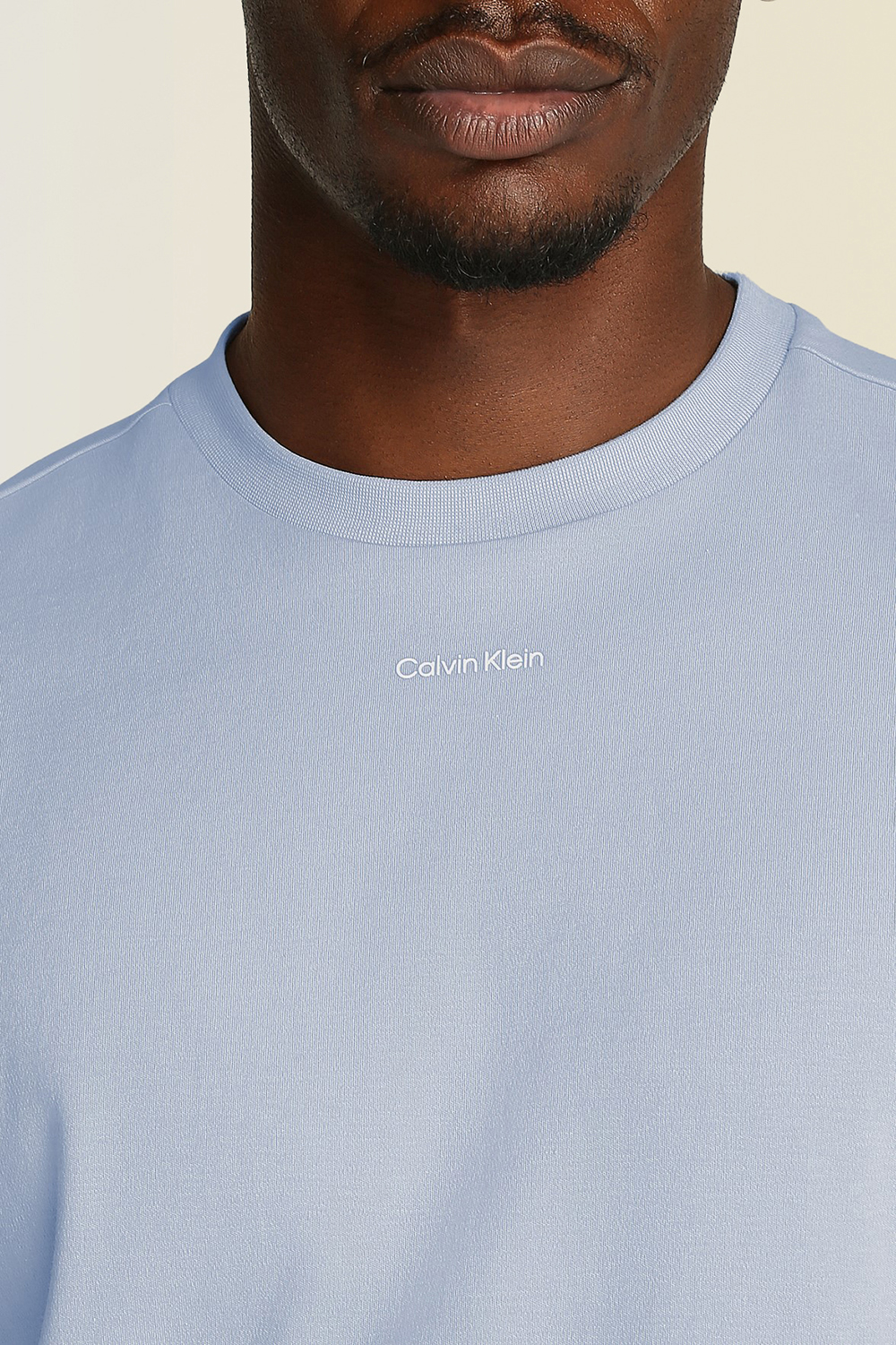 תמונת תקריב דוגמן של חולצת טי CALVIN KLEIN