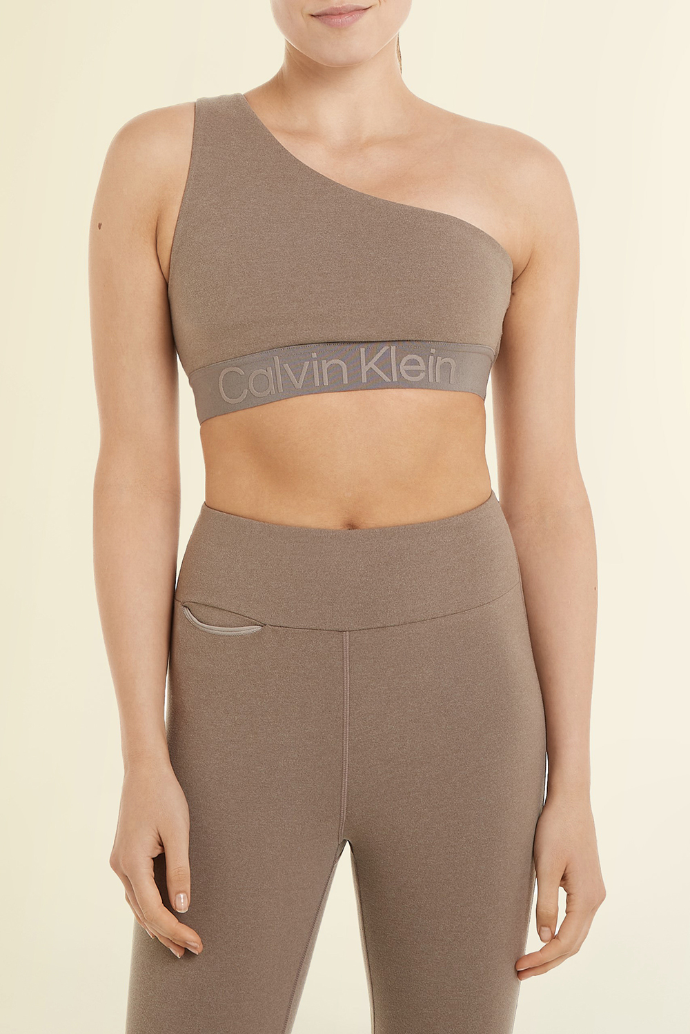 תמונת דוגמן קידמית של חזיית אימון א-סימטרית CALVIN KLEIN
