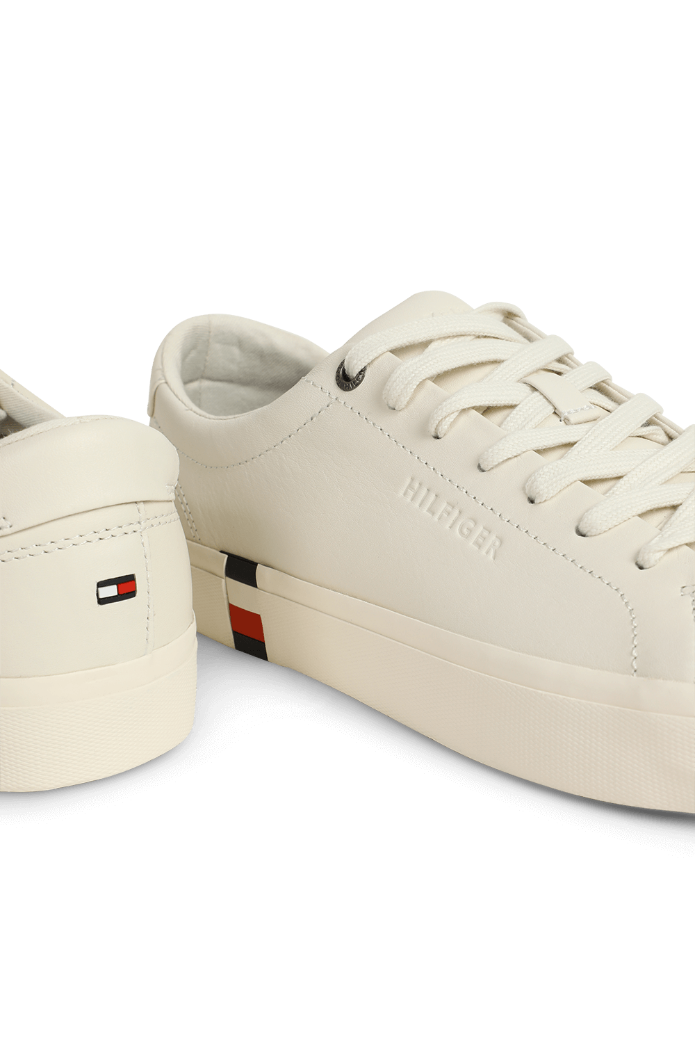תמונת תקריב של סניקרס מעור עם דגל המותג TOMMY HILFIGER