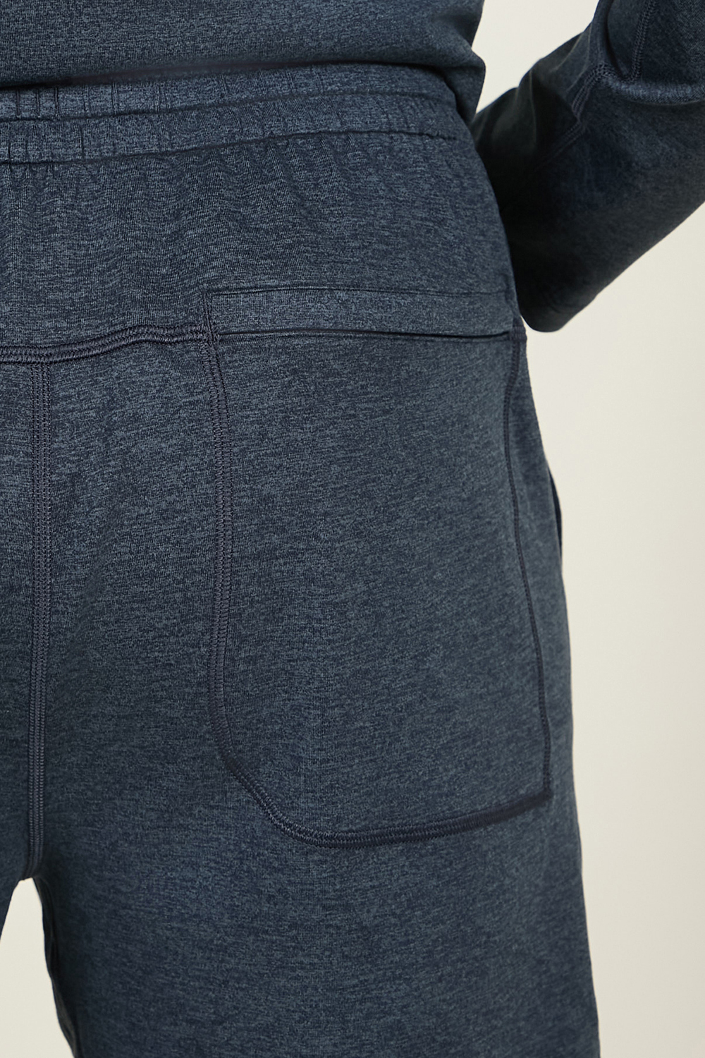 תמונת תקריב דוגמן של Soft Jersey Short 5 LULULEMON