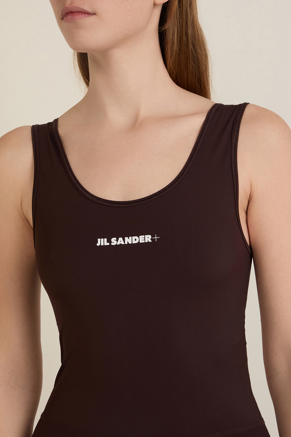 תמונת תקריב דוגמן של אוברול JIL SANDER
