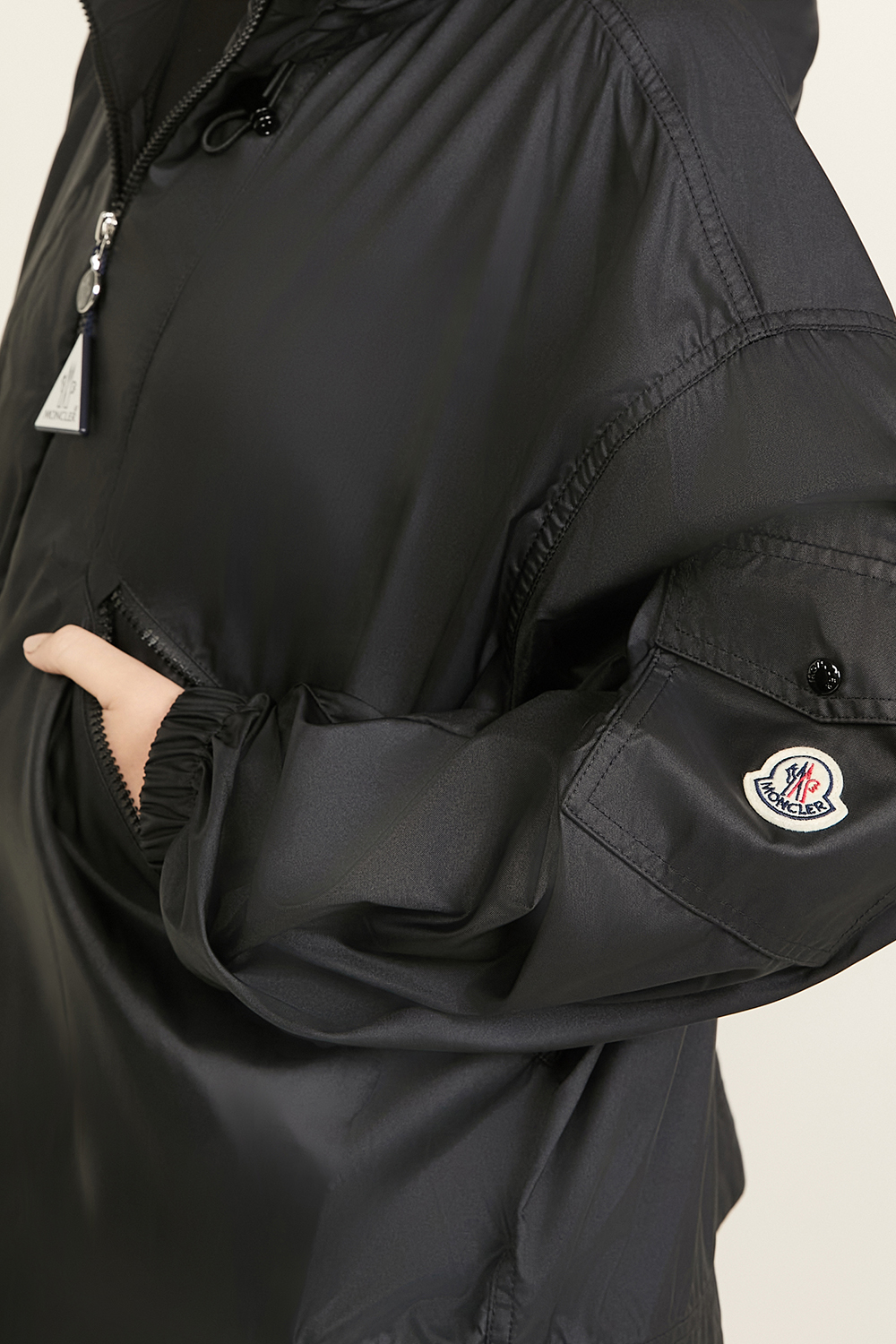 תמונת תקריב דוגמן של מעיל רוח MONCLER