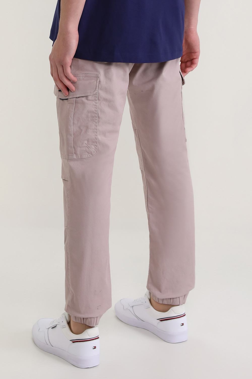 תמונת דוגמן אחורית של מכנסי קרגו ארוכים TOMMY HILFIGER