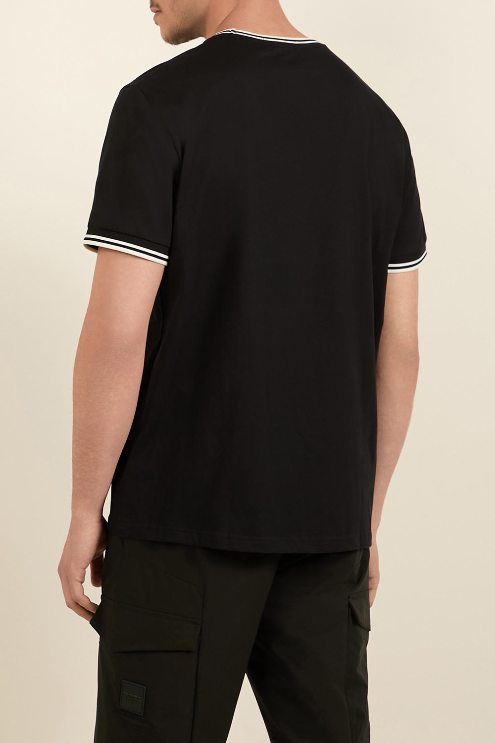 תמונת דוגמן אחורית של חולצת טי FRED PERRY