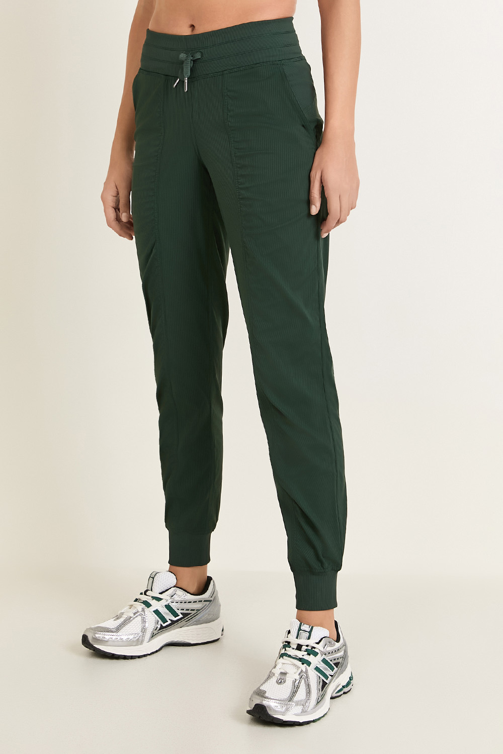 תמונת דוגמן קידמית של Dance Studio Mid-Rise Jogger LULULEMON