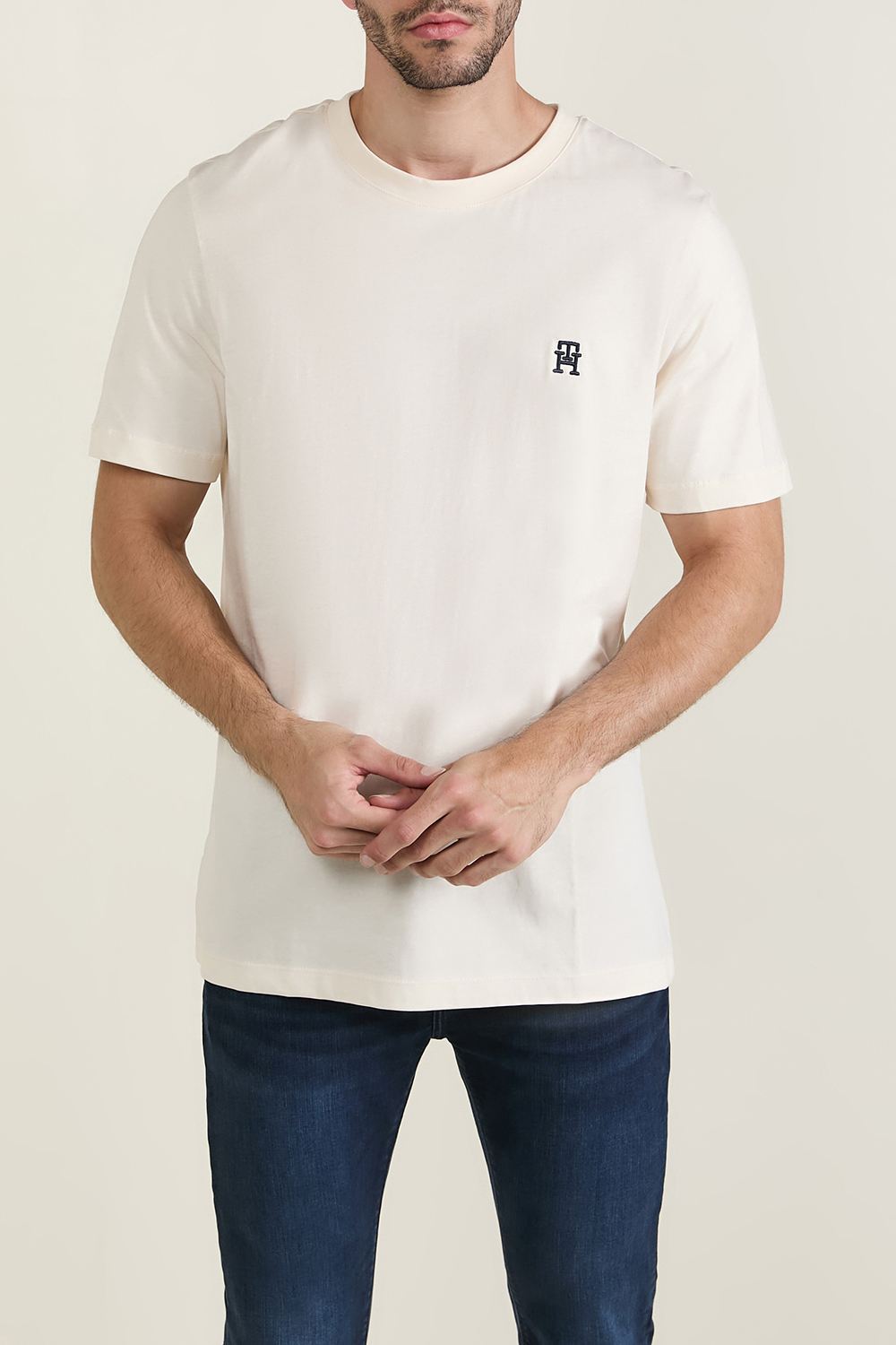 תמונת דוגמן קידמית של חולצת טי TOMMY HILFIGER