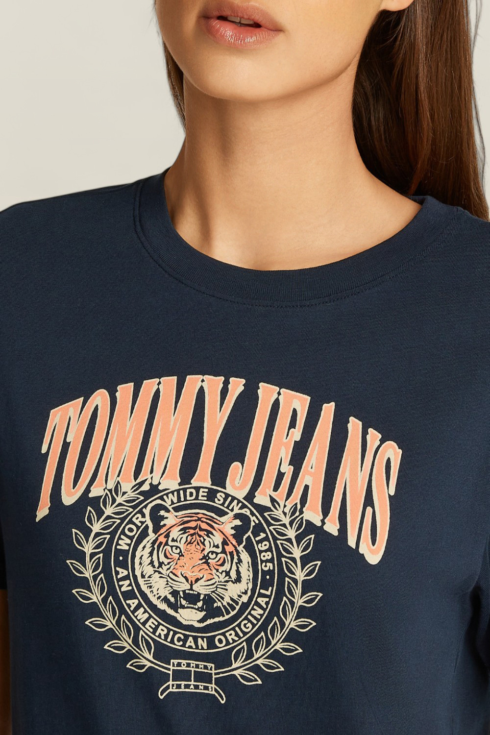 תמונת תקריב דוגמן של חולצת טי TOMMY HILFIGER